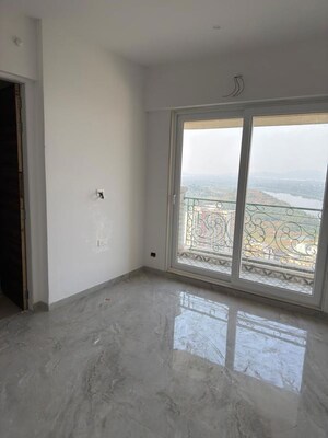 Room in 3 BHK Apartment at Tharwani Vedant Palacia, Wayle Nagar – for Sale