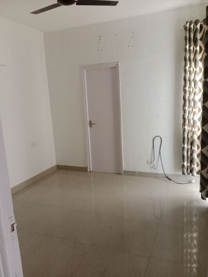 Room in 2 BHK Apartment at Suncity Avenue 76, Sector 76 – for Rent