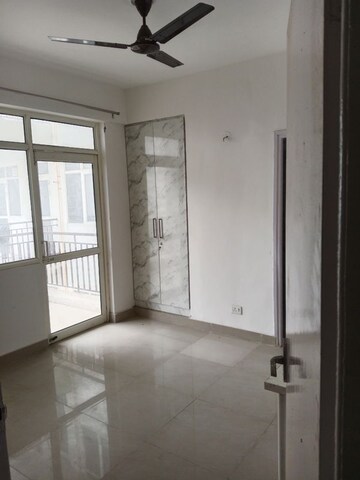 Room in 2 BHK Apartment at Suncity Avenue 76, Sector 76 – for Rent