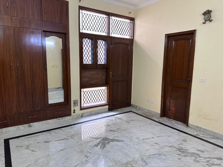 Room, sector 41 6+ Bedroom 180 Sq.Mt. Villa In Sector 41 Noida 9864792