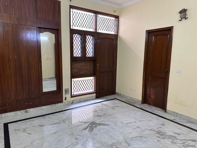 Room, sector 41 6+ Bedroom 180 Sq.Mt. Villa In Sector 41 Noida 9864792