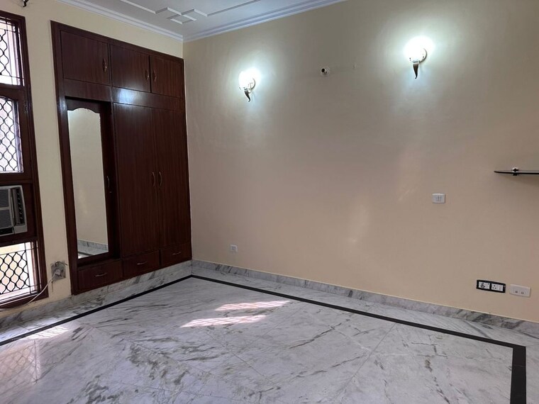 Room, sector 41 6+ Bedroom 180 Sq.Mt. Villa In Sector 41 Noida 9864792