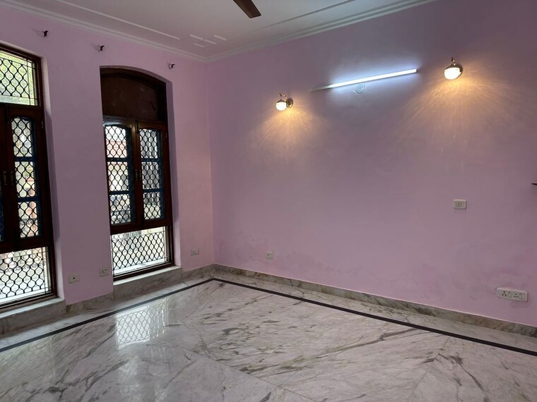 Room, sector 41 6+ Bedroom 180 Sq.Mt. Villa In Sector 41 Noida 9864792