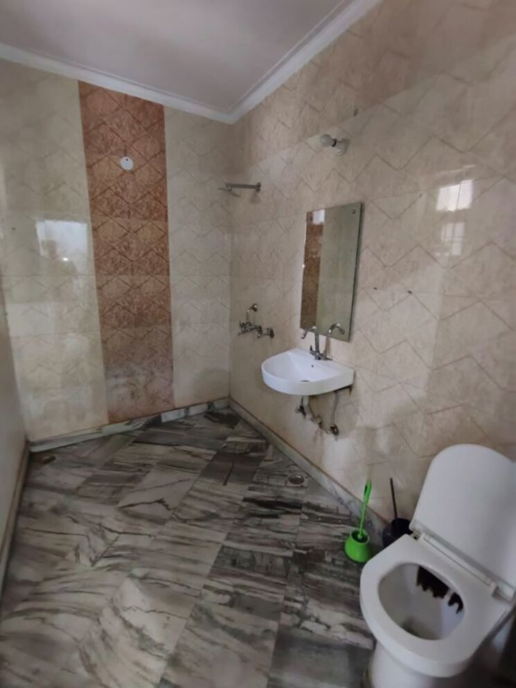 Bathroom, green fields colony 3 Bedroom 210 Sq.Yd. Builder Floor In Green Fields Colony Faridabad 9864888