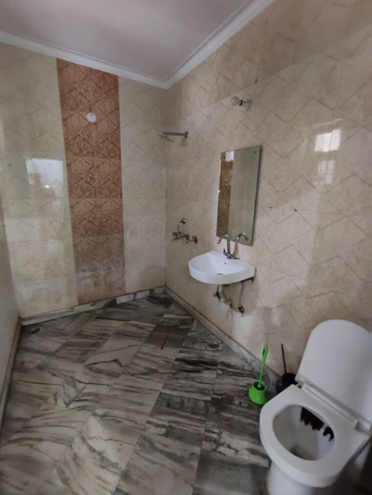 Bathroom, green fields colony 3 Bedroom 210 Sq.Yd. Builder Floor In Green Fields Colony Faridabad 9864888