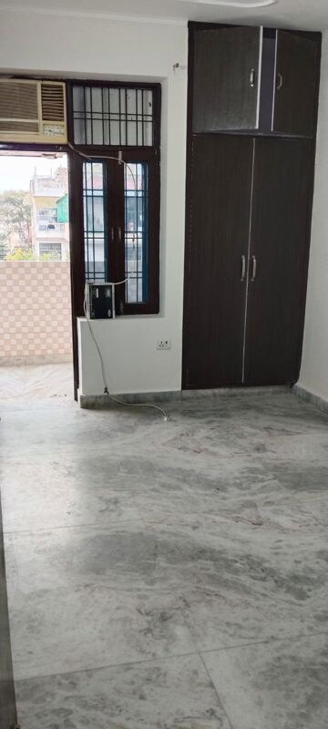 Room in 3 BHK Builder Floor at Green Fields Colony – for Rent