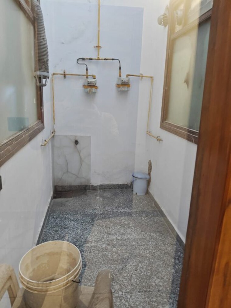 Bathroom, sector 22 1 Bedroom 600 Sq.Ft. Independent House In Sector 22 Noida 9864994