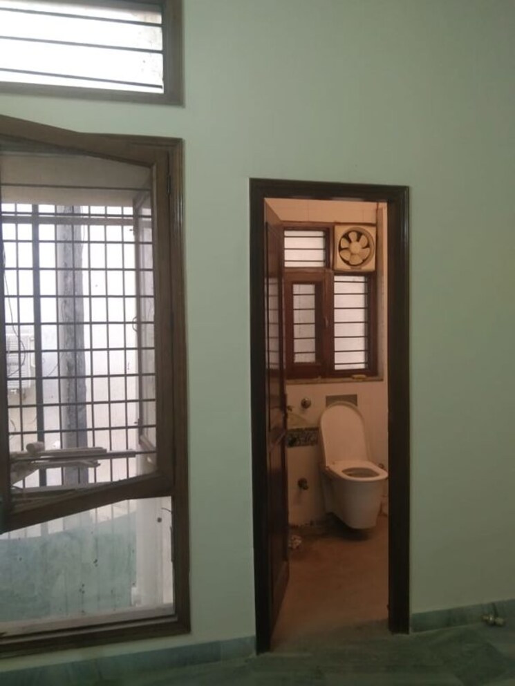 Bathroom, vasant kunj 3 Bedroom 1350 Sq.Ft. Builder Floor In Vasant Kunj Delhi 9865041