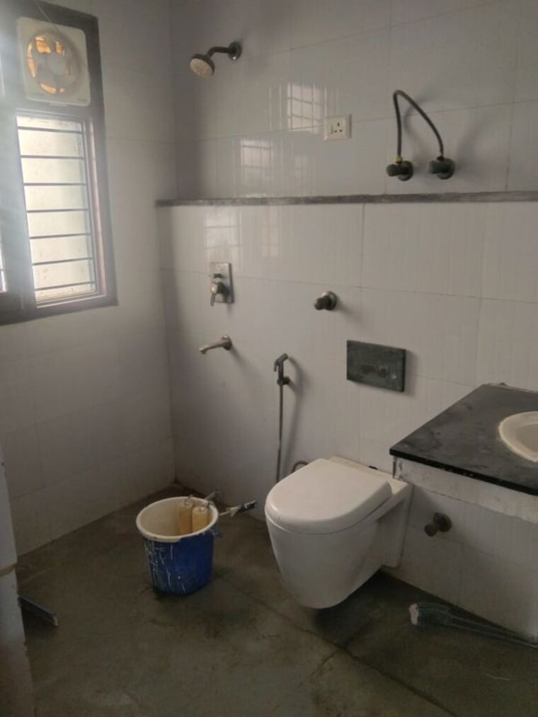 Bathroom, vasant kunj 3 Bedroom 1350 Sq.Ft. Builder Floor In Vasant Kunj Delhi 9865041
