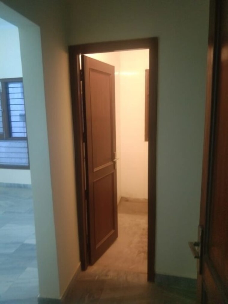 Other, vasant kunj 3 Bedroom 1350 Sq.Ft. Builder Floor In Vasant Kunj Delhi 9865041