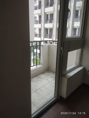 Room in 3 BHK Apartment at Mapsko Paradise, Sector 83 – for Sale
