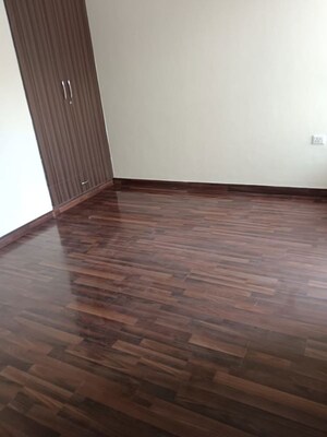 Room in 3 BHK Apartment at Mapsko Paradise, Sector 83 – for Sale