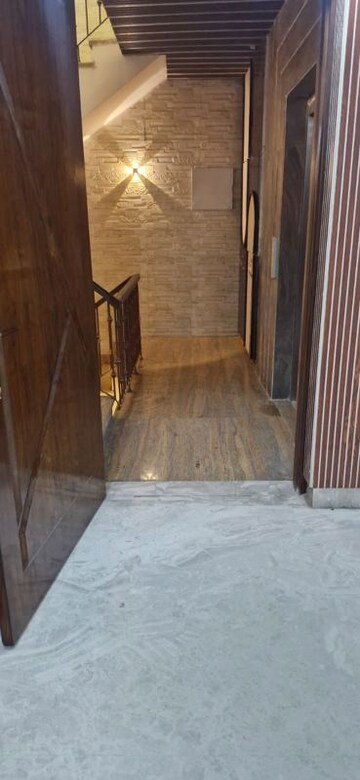 Room in 3 BHK Builder Floor at Rajouri Garden – for Rent