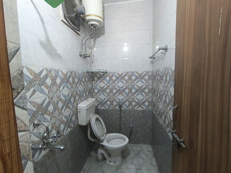 Bathroom, housing-board-colony-sector-17 1 RK 300 Sq.Ft. Builder Floor In Sector 17a Gurgaon 9865127