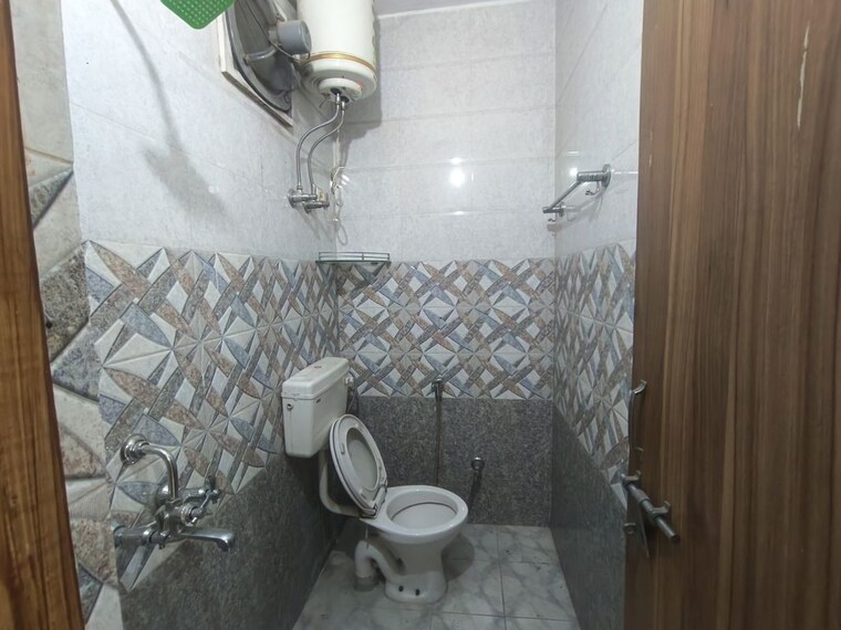 Bathroom, housing-board-colony-sector-17 1 RK 300 Sq.Ft. Builder Floor In Sector 17a Gurgaon 9865127