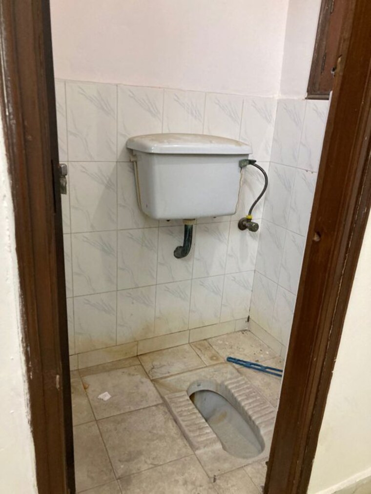 Bathroom, sector 3 dwarka 3 Bedroom 1400 Sq.Ft. Apartment In Sector 3 Dwarka Delhi 9865136