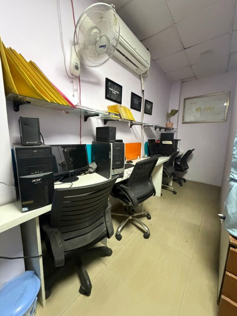 Team Area, sector 2 Commercial Office Space 350 Sq.Ft. In Sector 2 Noida 9865140