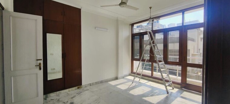 Room, hauz khas 3 Bedroom 200 Sq.Yd. Apartment In Hauz Khas Delhi 9865220