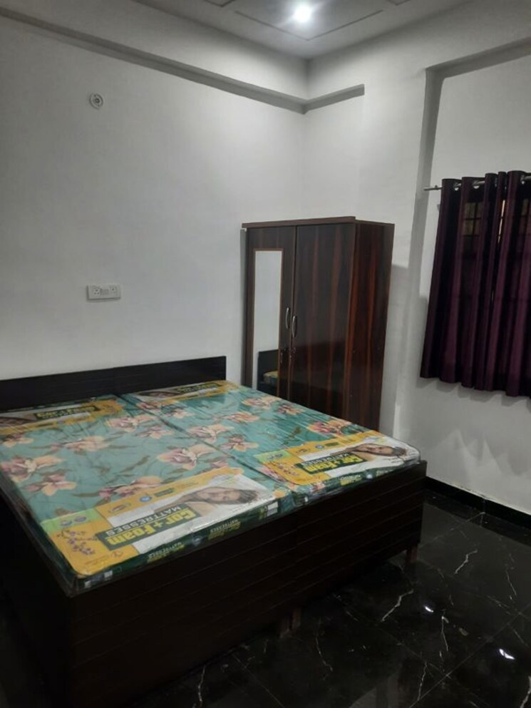 Bedroom, sector 62 Pg For Girls In Sector 62 9865913