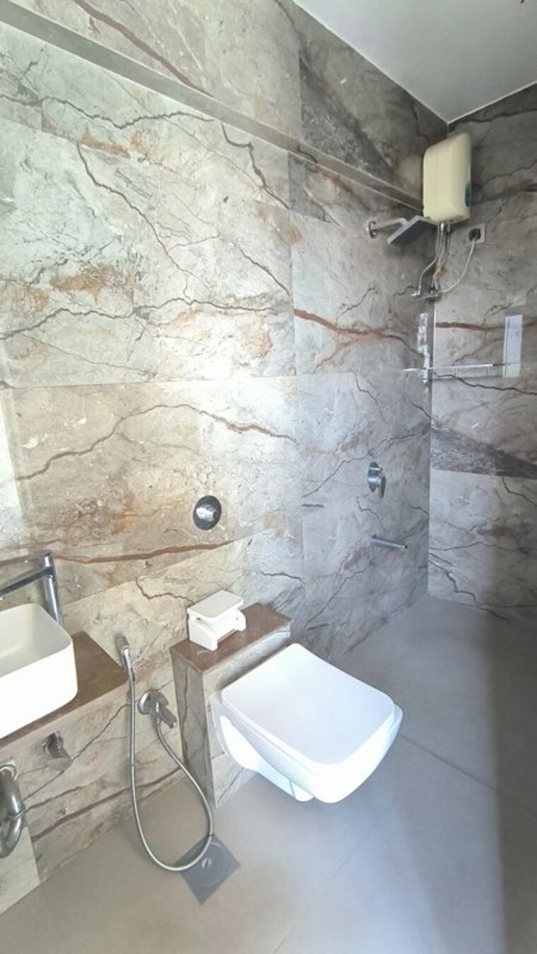 Bathroom, sugee-laxmi-niwas 2 Bedroom 694 Sq.Ft. Apartment In Dadar West Mumbai 9866145