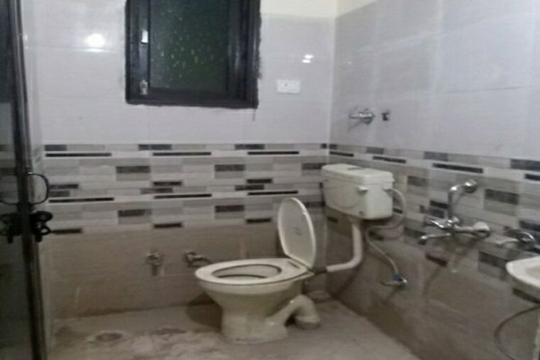 Bathroom, sector 62 2 Bedroom 807 Sq.Ft. Builder Floor In Sector 62 Noida 9866306