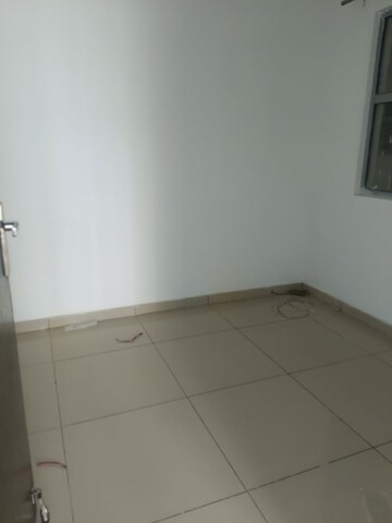 Room in 2 BHK Apartment at Gulshan Bellina, Sector 16 Greater Noida – for Rent