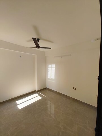 Room in 3 BHK Apartment at Vardhman Empire Estate, Mahapura – for Rent