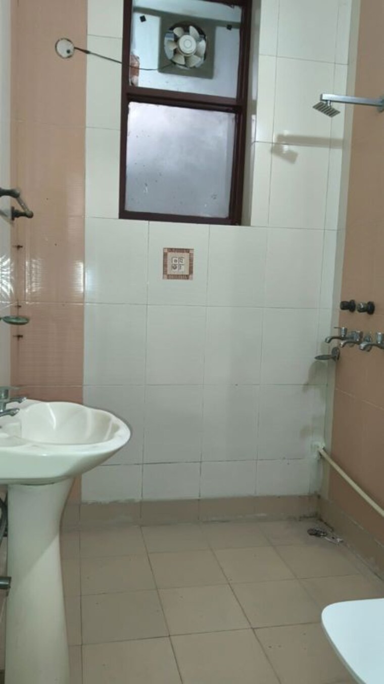 Bathroom, ashoka enclave 3 Bedroom 1800 Sq.Ft. Builder Floor In Ashoka Enclave Faridabad 9866461