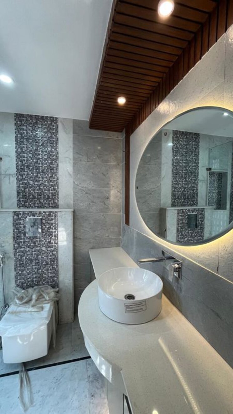 Bathroom, dlf-atria 4 Bedroom 4500 Sq.Ft. Builder Floor In Dlf Phase ii Gurgaon 9866506