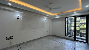Room in 4 BHK Builder Floor at DLF Atria, Dlf Phase ii – for Sale