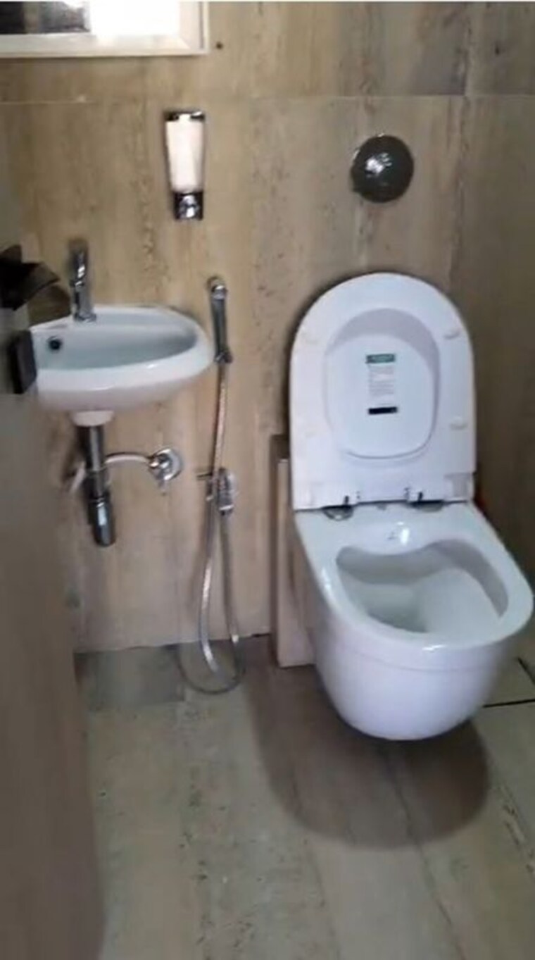 Bathroom, mahavir-arham-mourya 2 Bedroom 910 Sq.Ft. Apartment In Chembur Mumbai 9866459