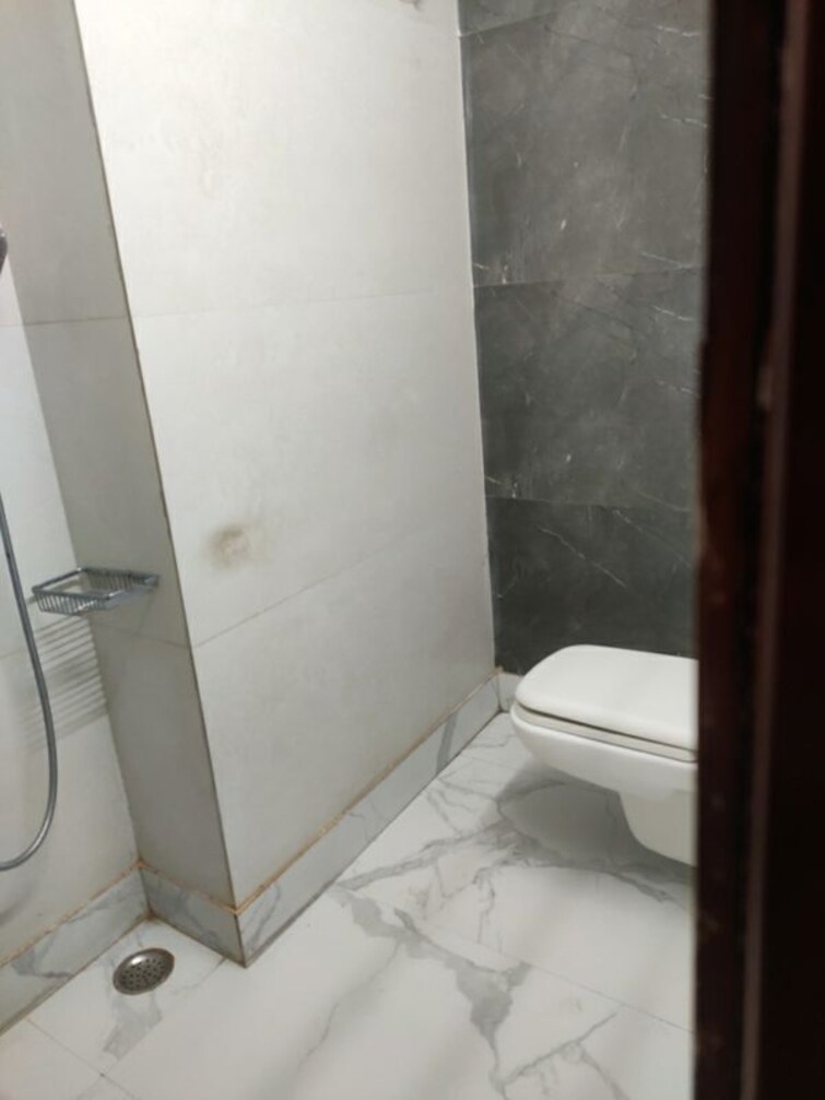 Bathroom, kirti nagar 2 Bedroom 963 Sq.Ft. Builder Floor In Kirti Nagar Delhi 9866653