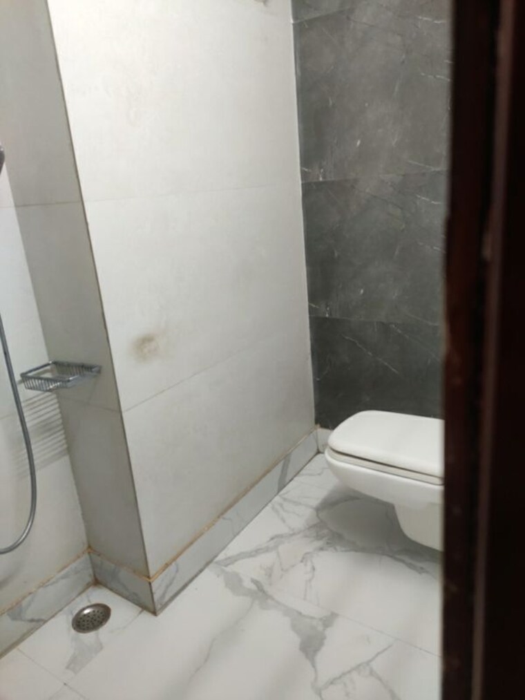 Bathroom, kirti nagar 2 Bedroom 995 Sq.Ft. Builder Floor In Kirti Nagar Delhi 9866654