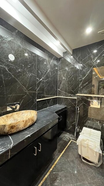 Master Bedroom in 3 BHK Builder Floor at DLF Oakwood Estate, Dlf Phase ii – for Sale