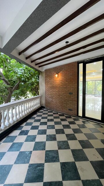 Balcony in 3 BHK Builder Floor at DLF Oakwood Estate, Dlf Phase ii – for Sale