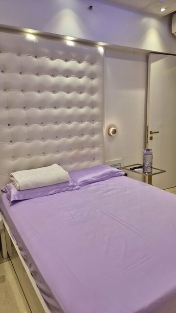 Room in 5 BHK Apartment at Kalpataru Radiance, Goregaon West – for Rent