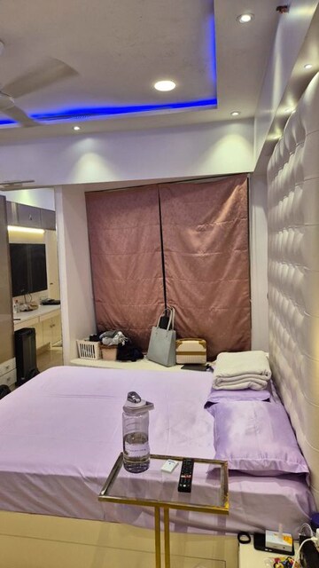 Room in 5 BHK Apartment at Kalpataru Radiance, Goregaon West – for Rent