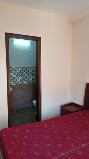 Room in 2 BHK Builder Floor at Global Arcade, Sector 42 – for Rent