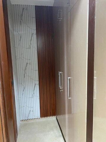 Building Lobby in 3.5 BHK Builder Floor at Ansal Sushant Lok I, Sector 43 – for Rent