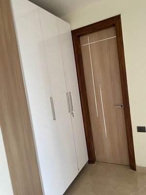 Building Lobby in 3.5 BHK Builder Floor at Ansal Sushant Lok I, Sector 43 – for Rent