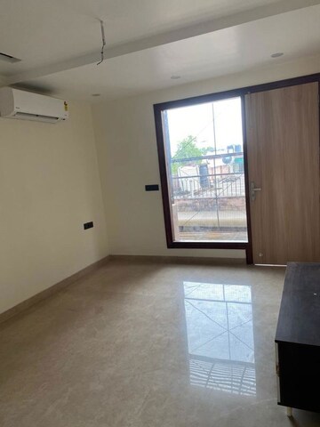 Room in 3.5 BHK Builder Floor at Ansal Sushant Lok I, Sector 43 – for Rent
