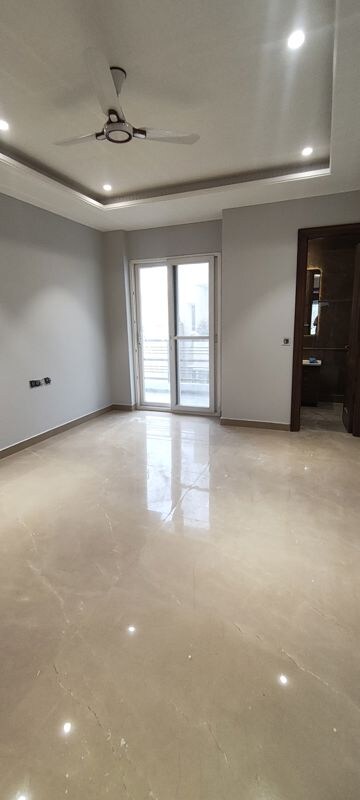 Room in 4 BHK Builder Floor at Emaar MGF Emerald Hills, Sector 65 – for Rent