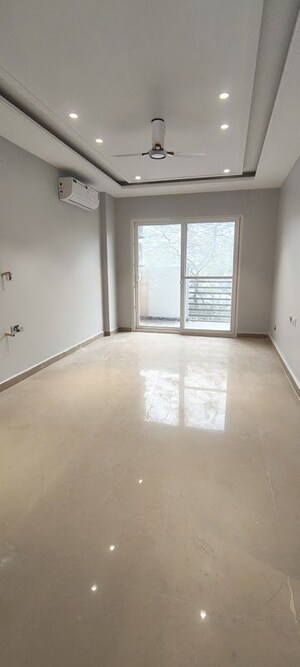 Room in 4 BHK Builder Floor at Emaar MGF Emerald Hills, Sector 65 – for Rent