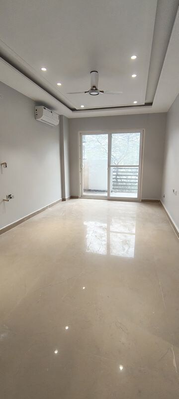 Room in 4 BHK Builder Floor at Emaar MGF Emerald Hills, Sector 65 – for Rent