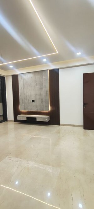 Room in 4 BHK Builder Floor at Emaar MGF Emerald Hills, Sector 65 – for Sale