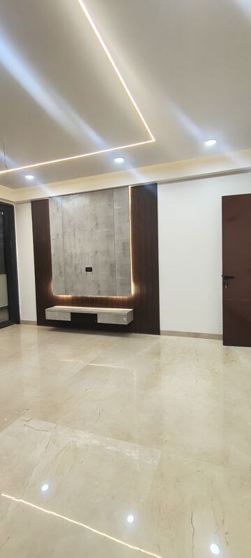 Room in 4 BHK Builder Floor at Emaar MGF Emerald Hills, Sector 65 – for Sale