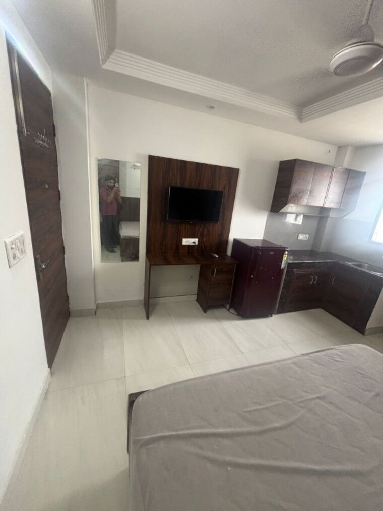 Bedroom, dlf city phase 3 1 RK 500 Sq.Ft. Apartment In Dlf City Phase 3 Gurgaon 9868149