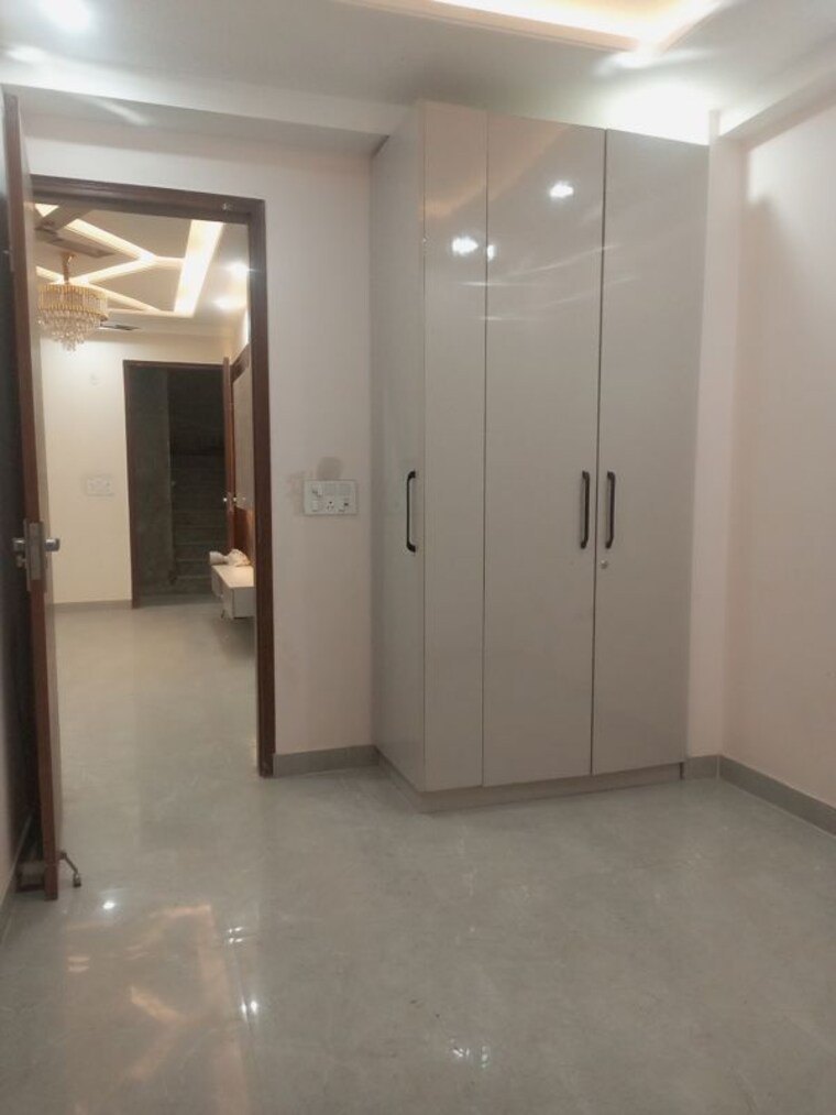 Room, ml-73-avenue 3 Bedroom 1350 Sq.Ft. Builder Floor In Sector 73 Noida 9868378