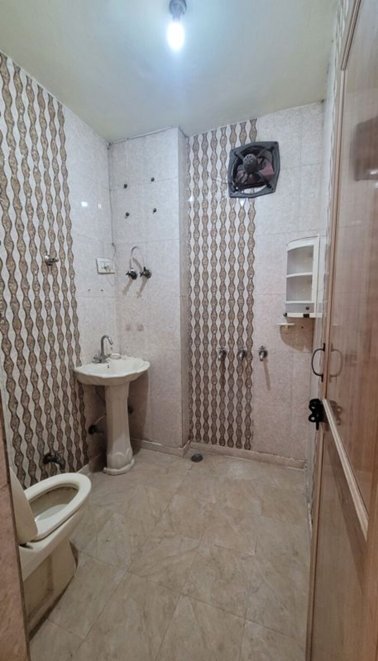 Bathroom, dilshad colony 2 Bedroom 700 Sq.Ft. Apartment In Dilshad Colony Delhi 9868473
