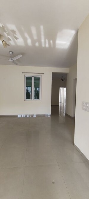 Room in 3.5 BHK Builder Floor at Emaar MGF Emerald Hills, Sector 65 – for Rent